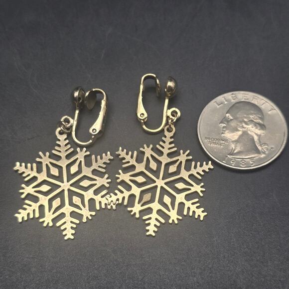 Avon 1982 Snowflake Earrings Gold Tone Clip On Vintage Christmas Holiday - Picture 5 of 5